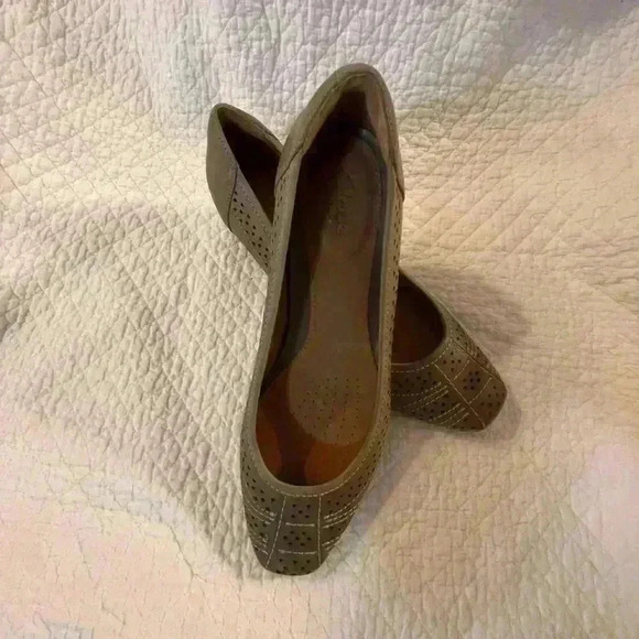 Clark Tan artisan slip on dress shoes - Picture 1 of 3